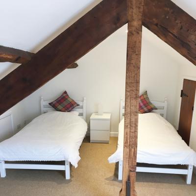 Redwood apartment twin bedroom under the eaves