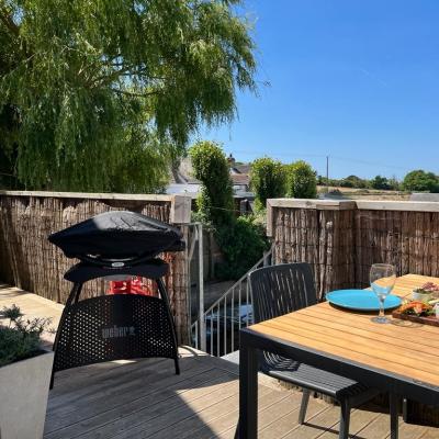 Gas barbecue and eating outside at Redwood apartment in Croyde