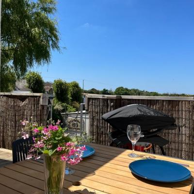 Eating outside at Redwood apartment in Croyde